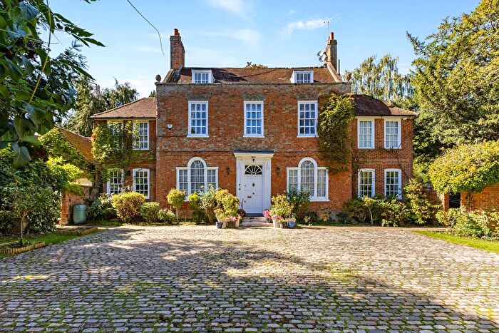 4 Bedroom Detached House For Sale In Chalk Lane, Epsom, KT18
