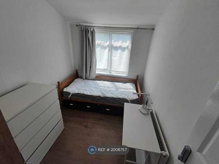 4 Bedroom Semi Detached House To Rent In Grove Park, London, NW9