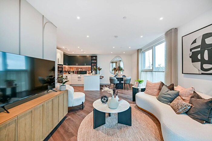 2 Bedroom Flat For Sale In Eden Grove, Staines, Surrey, TW18