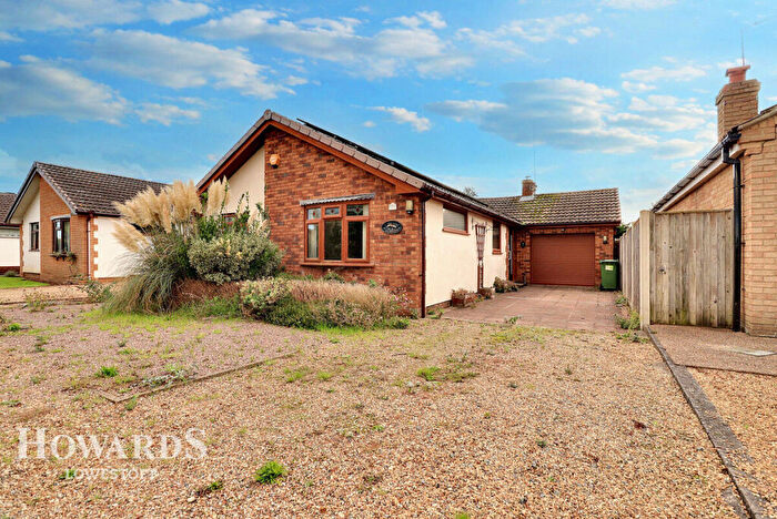 3 Bedroom Detached House For Sale In Manor Park Road, Corton, NR32