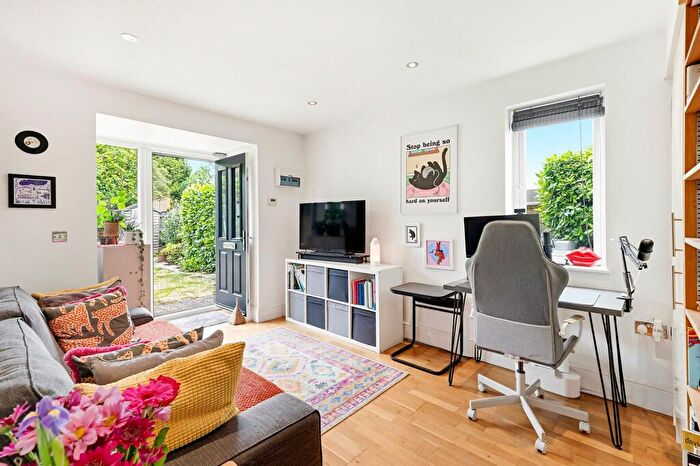 1 Bedroom Flat For Sale In Thistledene, Thames Ditton, KT7