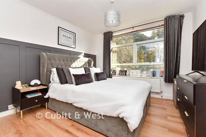 2 Bedroom Apartment For Sale In Court Bushes Road, Whyteleafe, Surrey, CR3