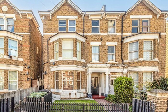 2 Bedroom Flat To Rent In Montrell Road, London, SW2