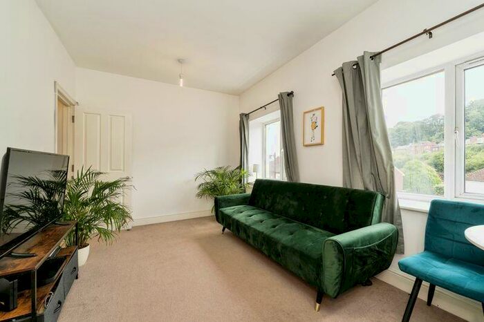 1 Bedroom Flat To Rent In Station Road, Godalming, GU7