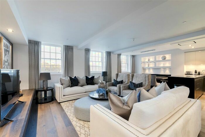 2 Bedroom Flat To Rent In Buckingham Gate, St. James's Park, Westminster, London, SW1E