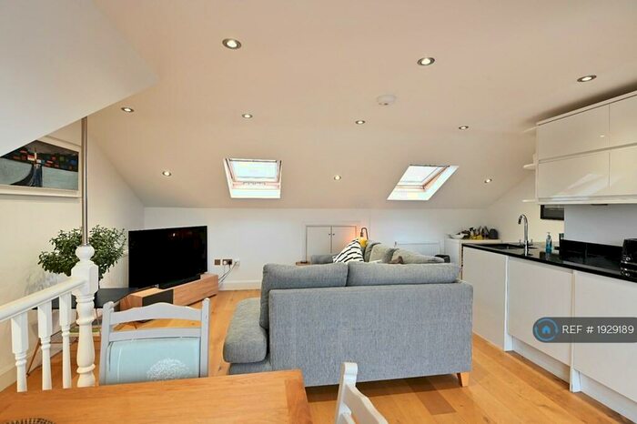 2 Bedroom Flat To Rent In Wallis Mews, London, N8