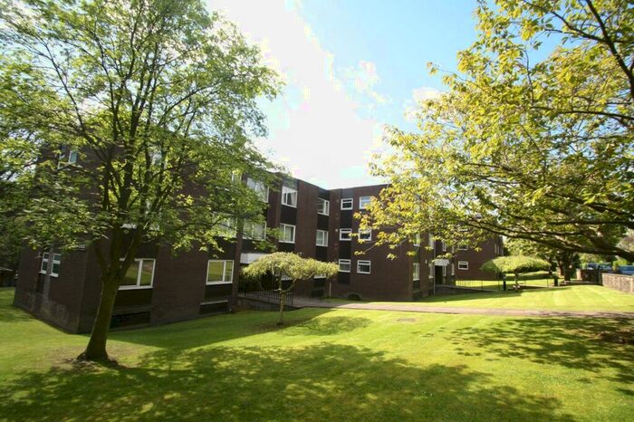 3 Bedroom Flat To Rent In Woodville Court, Leeds, West Yorkshire, Uk, LS8