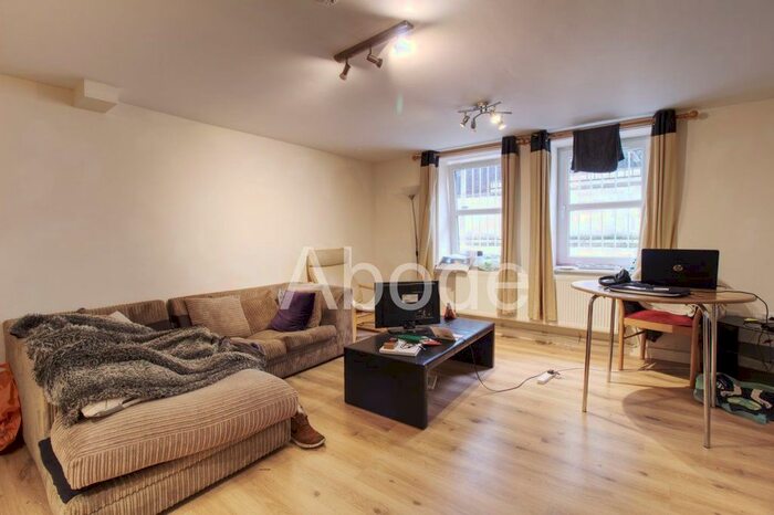 4 Bedroom Flat To Rent In North Grange Road, Leeds, West Yorkshire, LS6