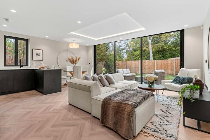 3 Bedroom Flat For Sale In The Blenheim, EN5