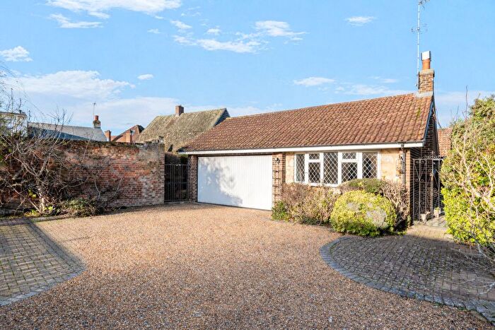3 Bedroom Bungalow For Sale In Gainsborough Close, Esher, KT10