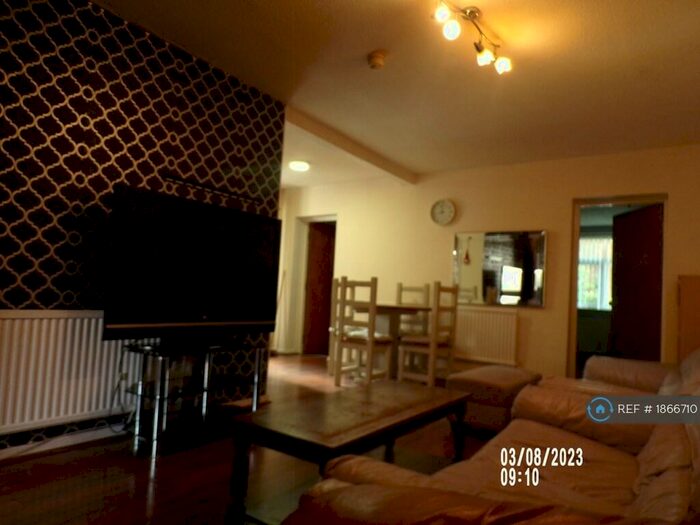 6 Bedroom Semi-Detached House To Rent In Derby Raod, Manchester, M14