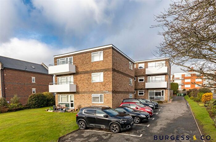 2 Bedroom Flat For Sale In Collington Avenue, Bexhill On Sea, TN39