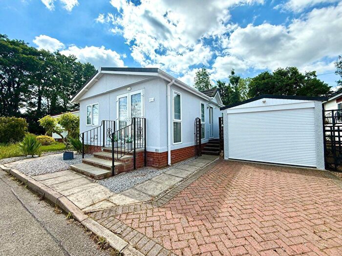 2 Bedroom Park Home For Sale In Pavenham Park, Pavenham, MK43