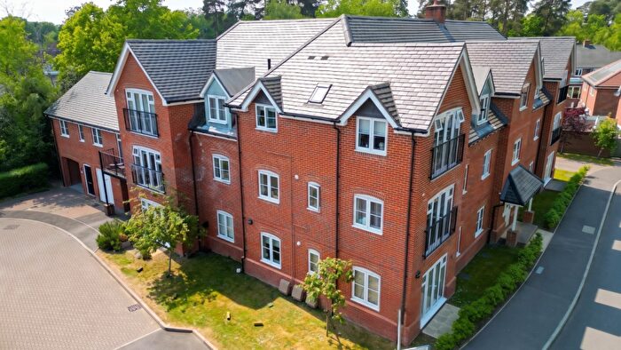 2 Bedroom Apartment For Sale In Brooms Court, Dove Close, Crowthorne, Berkshire, RG45