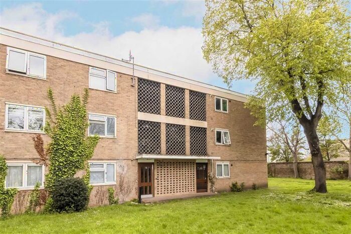 1 Bedroom Flat To Rent In Crieff Court, Teddington, TW11