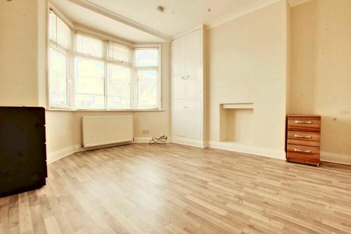 Studio To Rent In Falkland Avenue, Finchley Central, N3