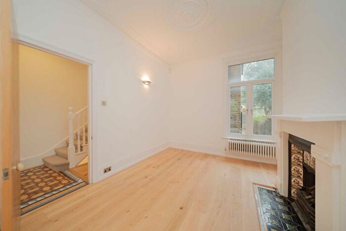 4 Bedroom Property To Rent In Bovingdon Road, Fulham, SW6