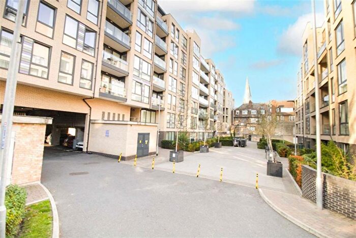 3 Bedroom Flat To Rent In Grove Place, London, SE9