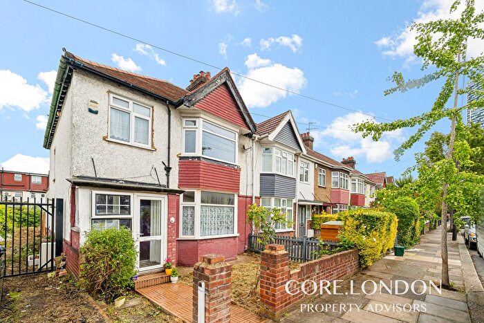 3 Bedroom End Of Terrace House For Sale In Park View, London, W3