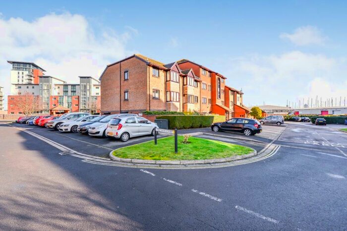 2 Bedroom Flat To Rent In King Street, Gosport, Hampshire, PO12