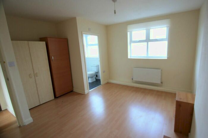 3 Bedroom Flat To Rent In Lavender Hill, Clapham, SW11