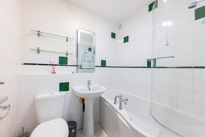 1 Bedroom Flat To Rent In Oakwood Court, Pinner Road, Harrow, HA1