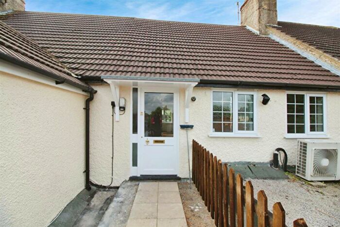 2 Bedroom Flat To Rent In Redhill Road, (Back Of The Betting Shop, Access Via Nutleigh Grove), SG5