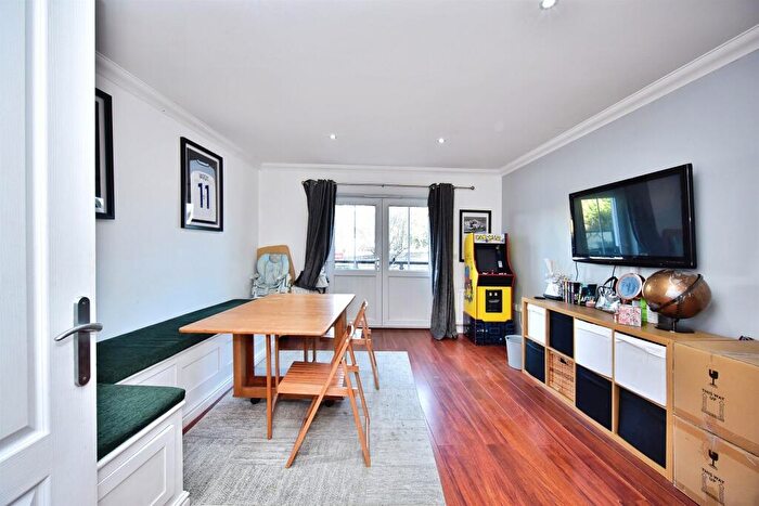 3 Bedroom Town House For Sale In Medway Court, Aylesford, ME20