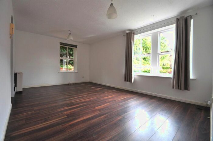 2 Bedroom Flat To Rent In Grange Crescent, Dartford, DA2