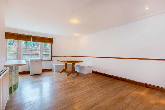 2 Bedroom Flat To Rent In Norwood Road, London, SE24