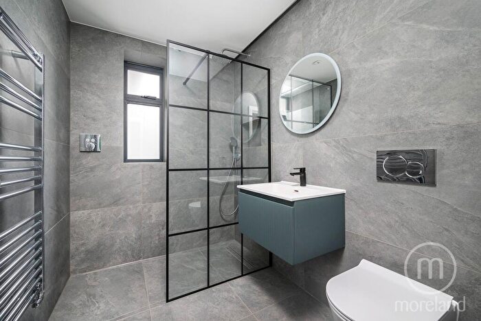 2 Bedroom Apartment To Rent In Corringham Road, Golders Green, London, NW11