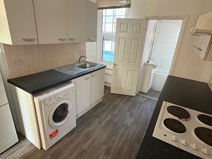 1 Bedroom Flat To Rent In Temple Dwellings, Temple Street, London, E2