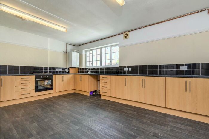 4 Bedroom Flat To Rent In Woodcote Road, Wallington, SM6