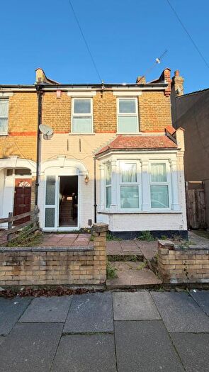 3 Bedroom Semi Detached House To Rent In Northfield Road, Enfield, EN3