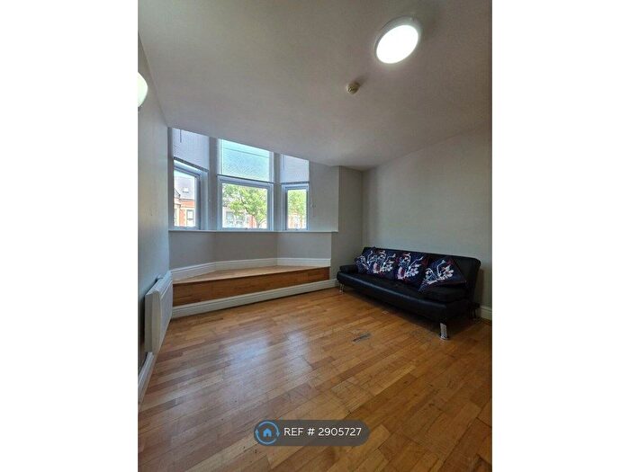 2 Bedroom Flat To Rent In Pen-Y-Lan Road, Cardiff, CF24