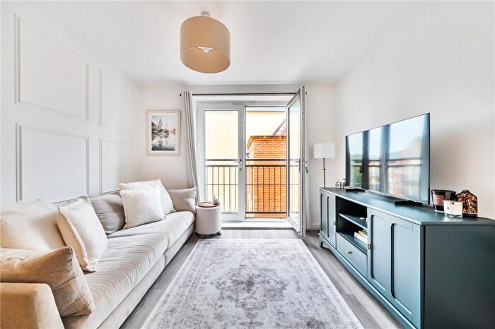 1 Bedroom Apartment For Sale In Nightingale Walk, Farnham, Surrey, GU9