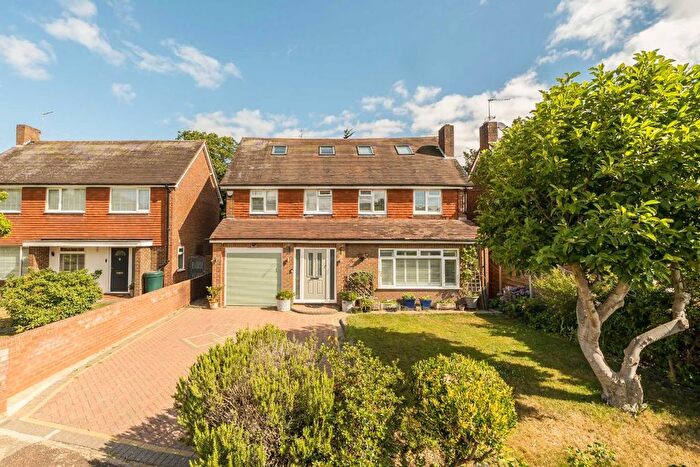 4 Bedroom Detached House For Sale In Broomfield, Lower Sunbury, TW16