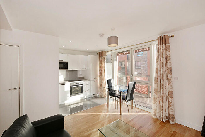 Apartment To Rent In Bluebell House, Redwood Park, SE16
