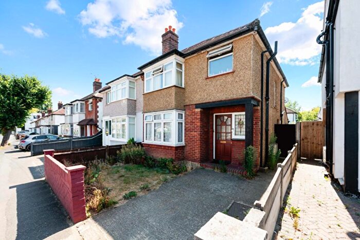 1 Bedroom Flat For Sale In Chase Road, Epsom, KT19