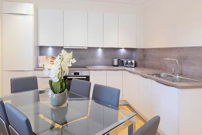 3 Bedroom Flat To Rent In Hamlet Gardens, London, W6