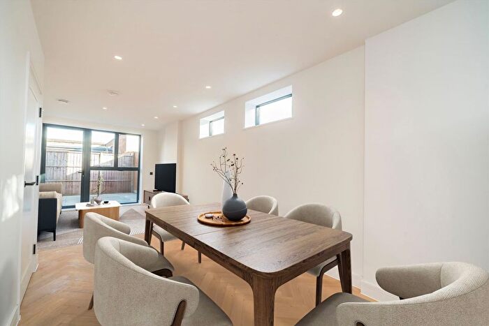 1 Bedroom Flat To Rent In Cannon Hill Lane, Raynes Park, SW20