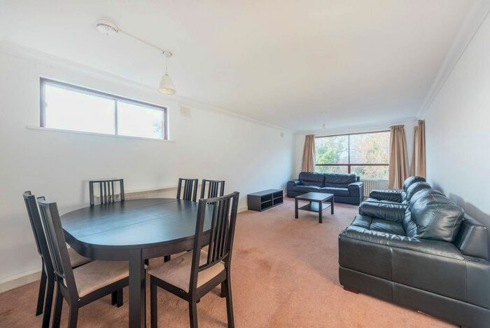 3 Bedroom Flat To Rent In Hanger Lane, Ealing, London, W5