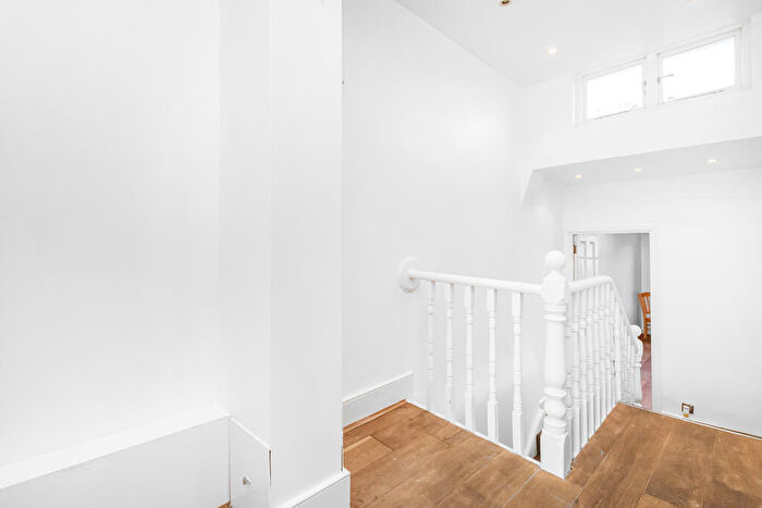 2 Bedroom Flat For Sale In Cheverton Road, Archway, London, N19