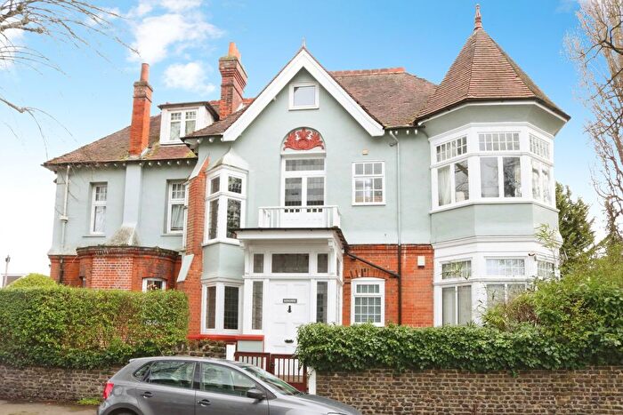 2 Bedroom Flat For Sale In Hempson Avenue, Langley, SL3