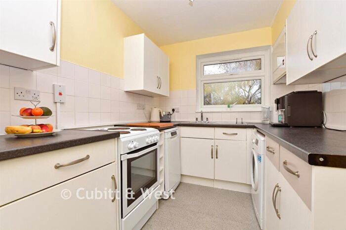 2 Bedroom Flat For Sale In Ambleside Gardens, Sutton, Surrey, SM2