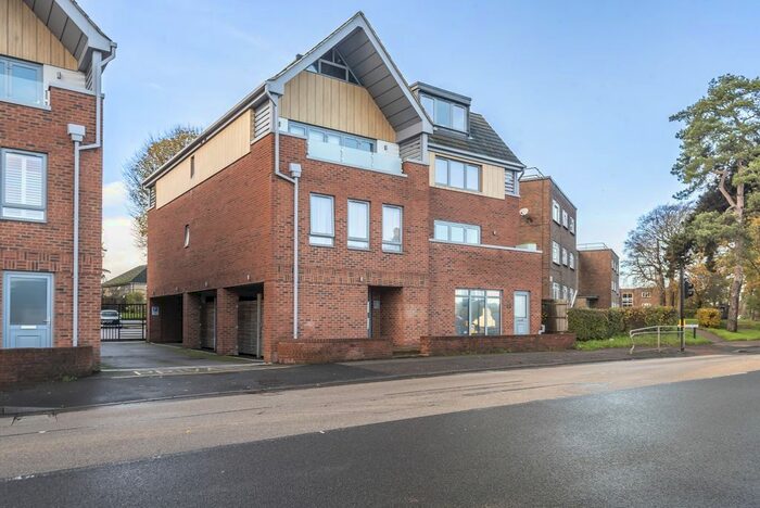 2 Bedroom Flat To Rent In Coulsdon Road, Caterham, CR3