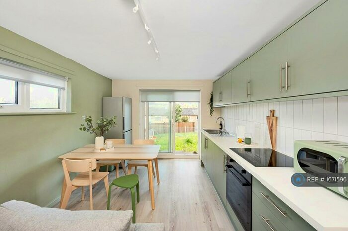 3 Bedroom Flat To Rent In Poplar Close, Bath, BA2