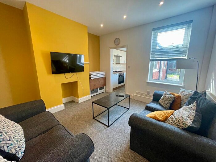 3 Bedroom Terraced House To Rent In Bed House +Study - £pppw, LN1