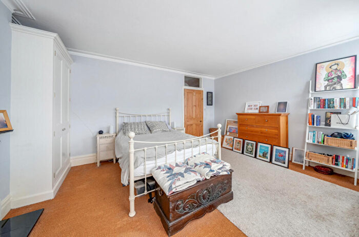 6 Bedroom Terraced House For Sale In Salisbury Road, Barnet, EN5