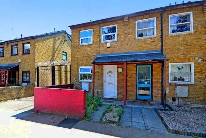 2 Bedroom Terraced House To Rent In Underwood Road, E1